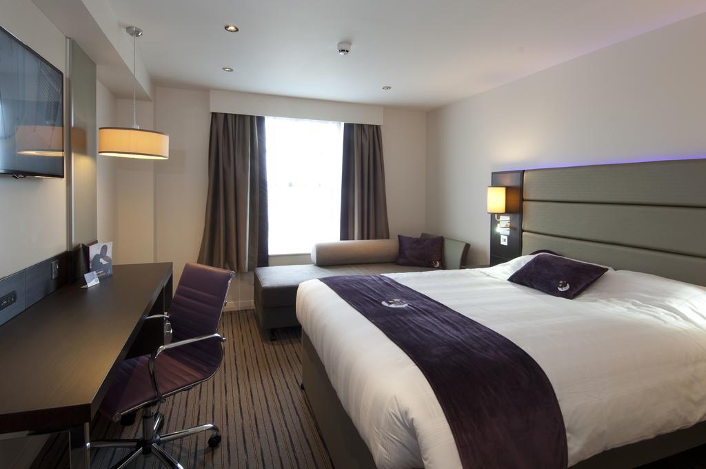 Premier Inn Oldham - Broadway Exterior photo