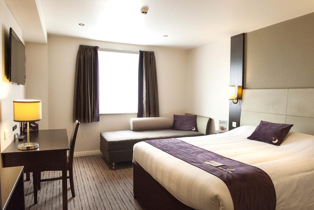 Premier Inn Oldham - Broadway Exterior photo