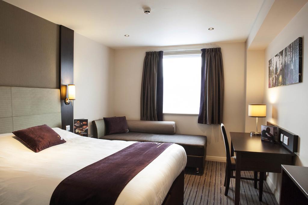 Premier Inn Oldham - Broadway Exterior photo