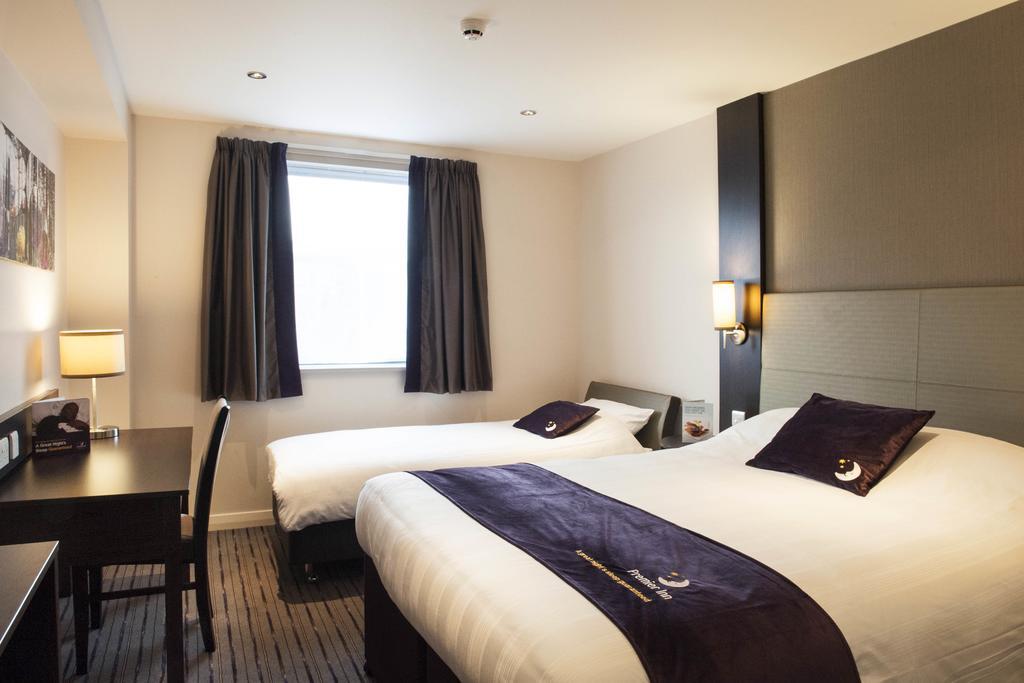 Premier Inn Oldham - Broadway Exterior photo