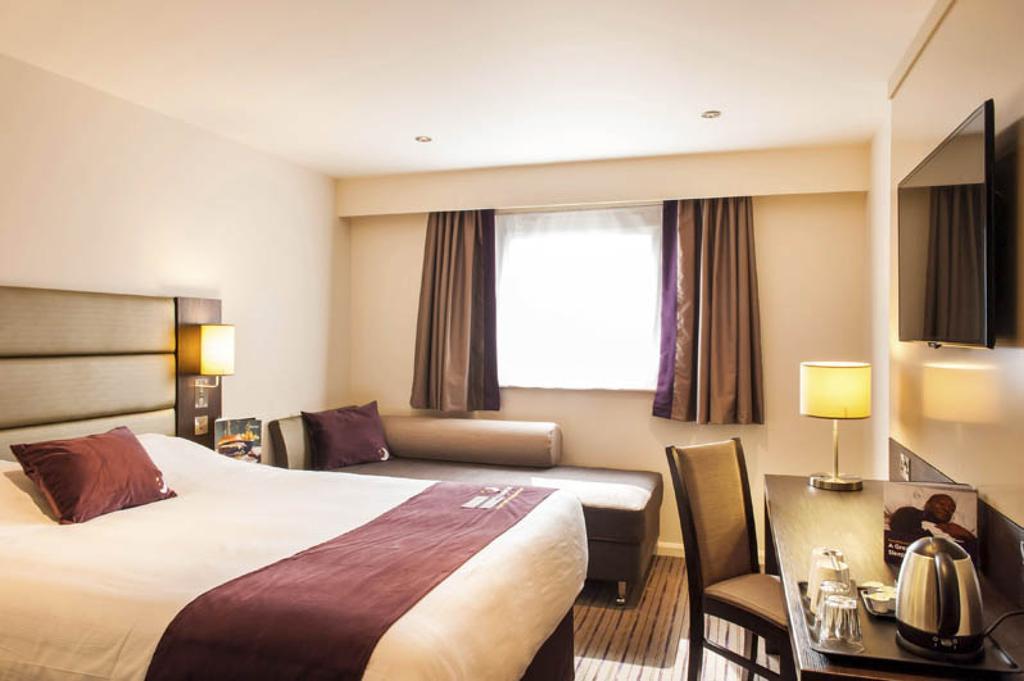 Premier Inn Oldham - Broadway Exterior photo