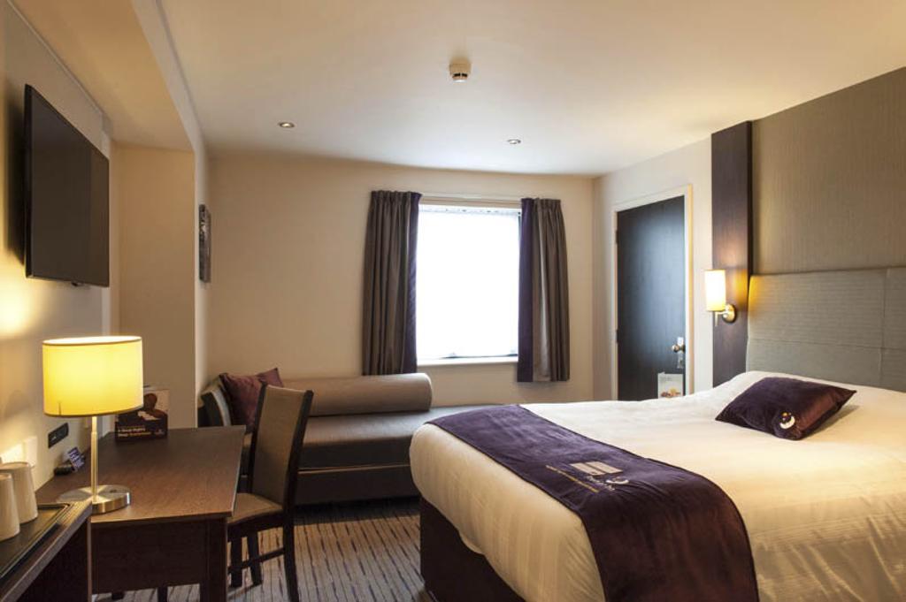 Premier Inn Oldham - Broadway Exterior photo