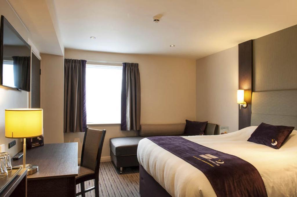 Premier Inn Oldham - Broadway Exterior photo